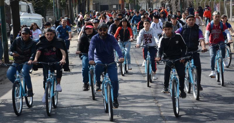 Entregan maacutes de 10000 bicis para estudiantes lomenses