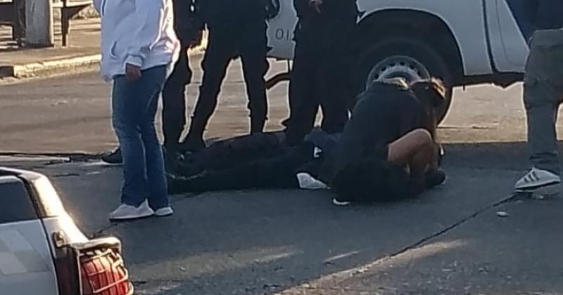 La policía sobre el asfalto tras el fuerte choque en Lomas