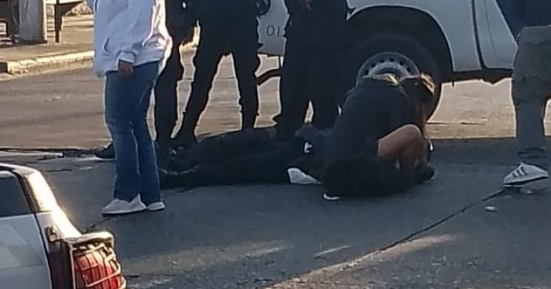 La policía sobre el asfalto tras el fuerte choque en Lomas