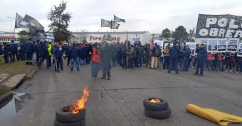 Trabajadores de Bridgestone cortan la rotonda de Llavallol