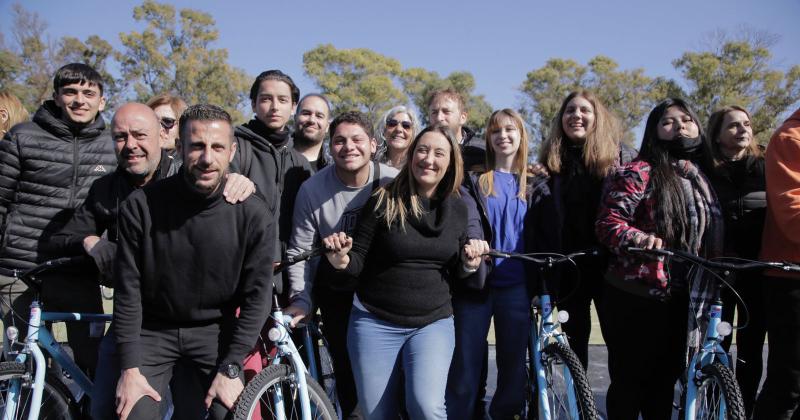El Municipio entrega bicis a maacutes estudiantes de Lomas