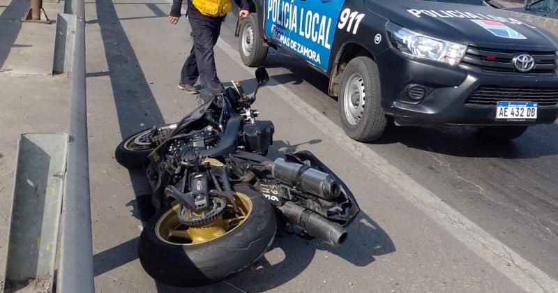 La moto de Emiliano sobre el asfalto tras el fuerte choque en Camino Negro