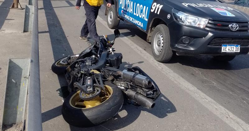 La moto de Emiliano sobre el asfalto tras el fuerte choque en Camino Negro