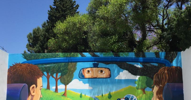 Luciano jugó con el paisaje y creó un gran mural para un local lomense