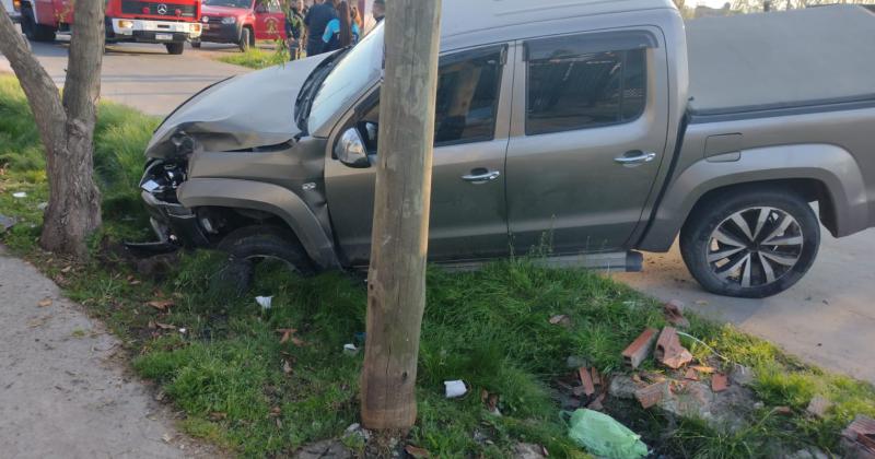 El conductor de la camioneta tuvo que ser ayudado por los bomberos para salir