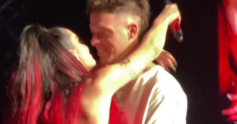 Santi Maratea y Lali Espósito se dieron un apasionado beso en el escenario