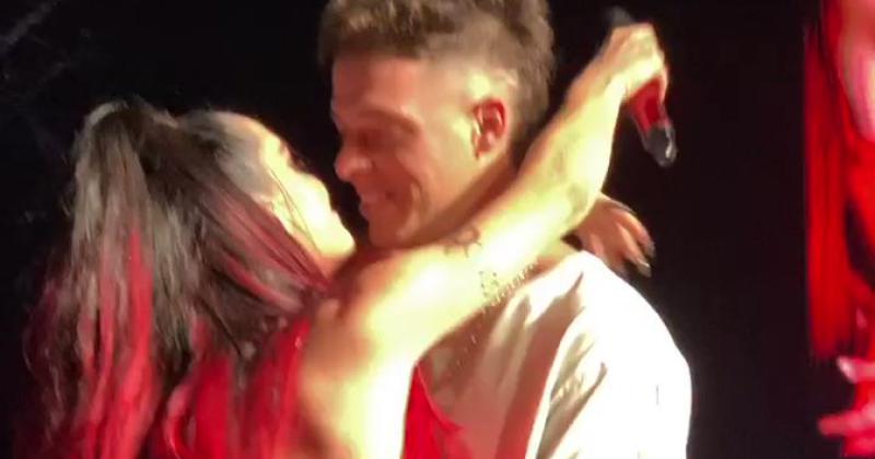 Santi Maratea y Lali Espósito se dieron un apasionado beso en el escenario