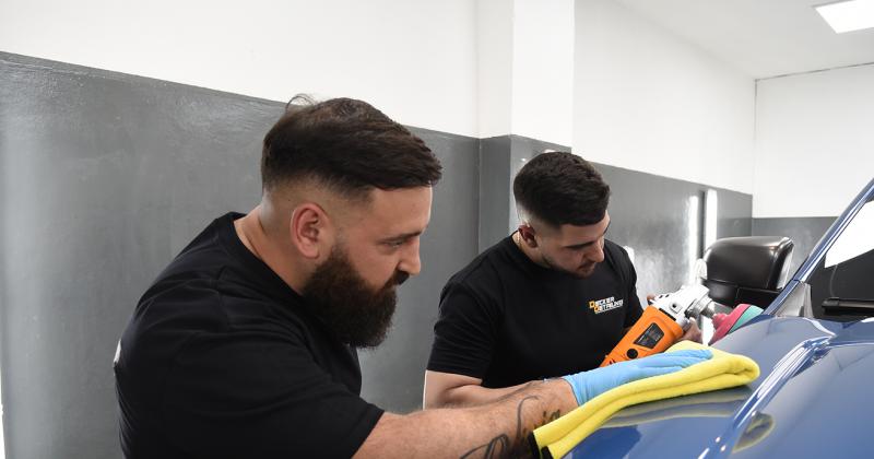 Los Decker y la esteacutetica vehicular un hobbie que se transformoacute en salida laboral