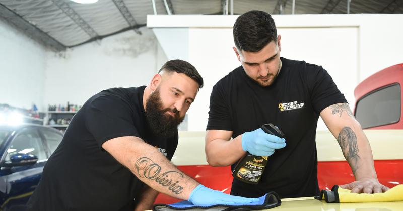 Los Decker y la esteacutetica vehicular un hobbie que se transformoacute en salida laboral