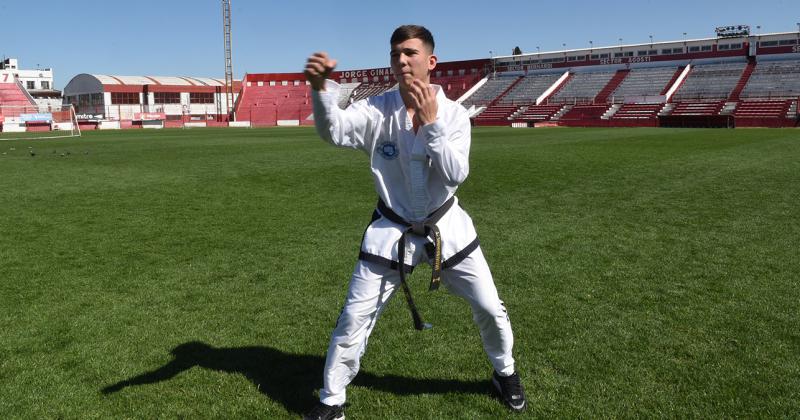 Campeoacuten del mundo en taekwondo y futbolista- el talento de Tomaacutes Benardoni