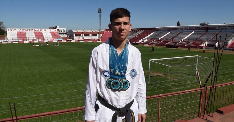 Campeoacuten del mundo en taekwondo y futbolista- el talento de Tomaacutes Benardoni