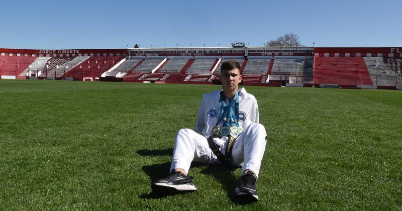 Campeoacuten del mundo en taekwondo y futbolista- el talento de Tomaacutes Benardoni