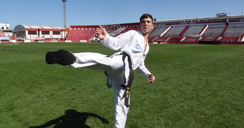 Campeoacuten del mundo en taekwondo y futbolista- el talento de Tomaacutes Benardoni