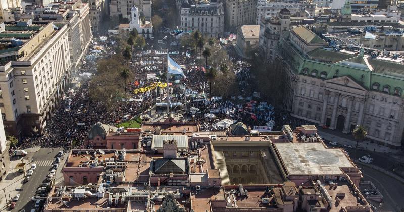 Una multitud se acercó a la Plaza de Mayo en apoyo a Cristina Kirchner