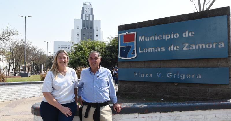 María de la Paz y Alejandro en un lugar histórico para Lomas y su familia- la Plaza Grigera