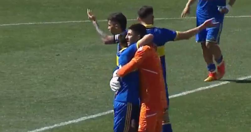 Leandro Brey se abraza luego del triunfo de Boca