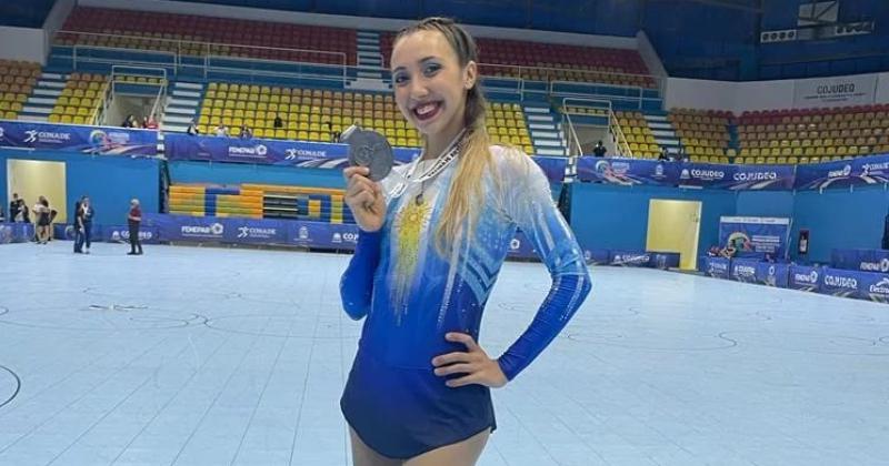 Carolina Burwan feliz con su medalla en el Panamericano