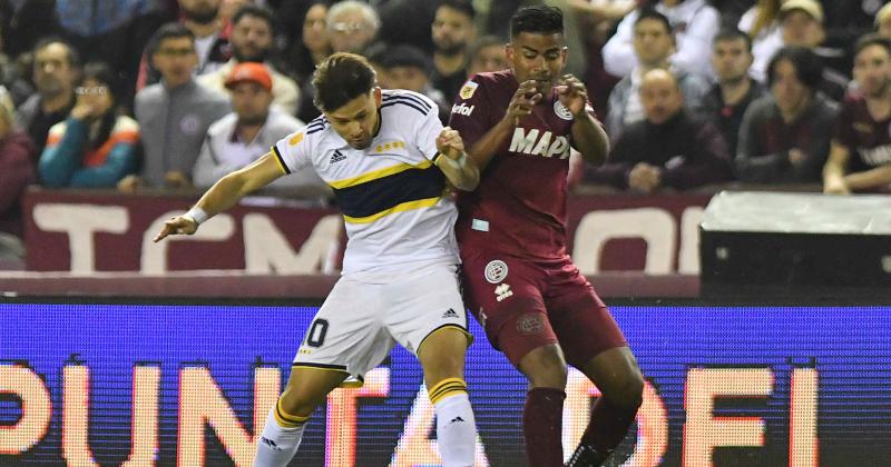 Romero y Loaiza chocan en busca del balón