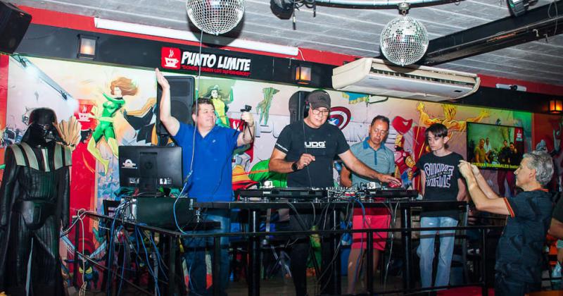 El Club del Vinilo (Argentina) cumple 900 trasmisiones y festejar�n en el bar Punto Límite
