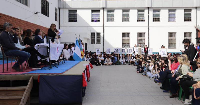 ENAM- emotivo homenaje a cuatro estudiantes viacutectimas de la dictadura
