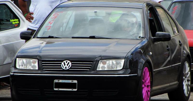 Belén Rinzivillo en acción al volante de su Volkswagen Bora