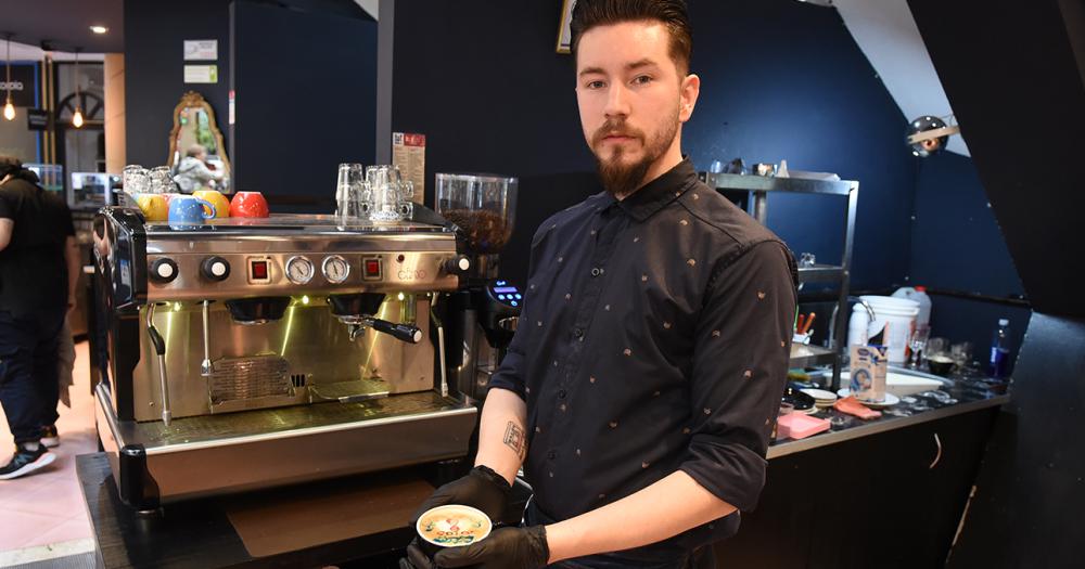 Lomas palpita el Mundial- preparan cafeacutes temaacuteticos para el debut de Argentina