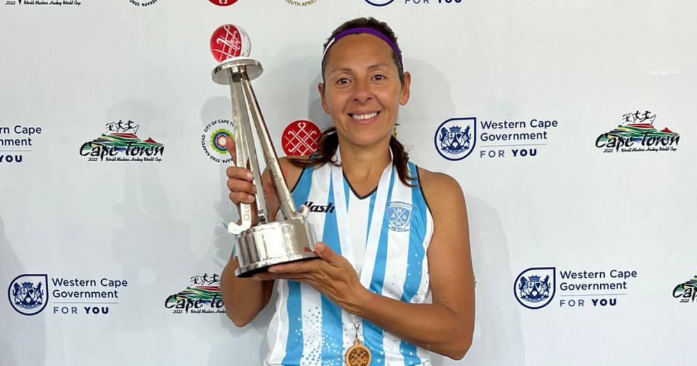 Lorena Galv�n con el trofeo
