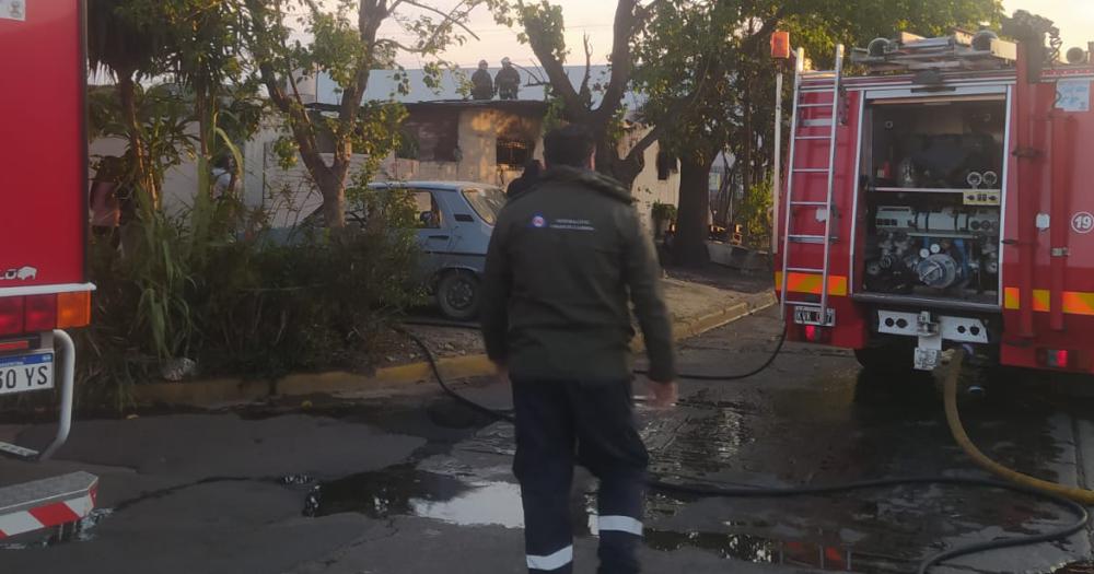 Bomberos Voluntarios de Lomas trabajaron para apagar el incendio