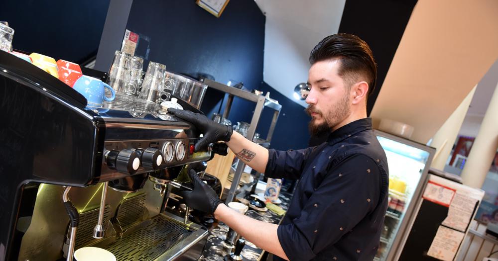 Lomas palpita el Mundial- preparan cafeacutes temaacuteticos para el debut de Argentina