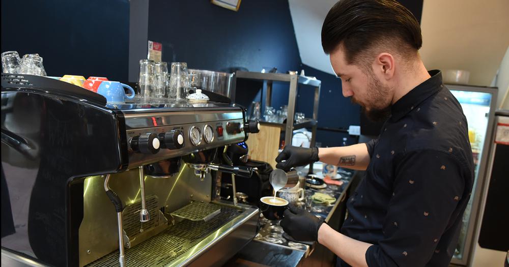 Lomas palpita el Mundial- preparan cafeacutes temaacuteticos para el debut de Argentina