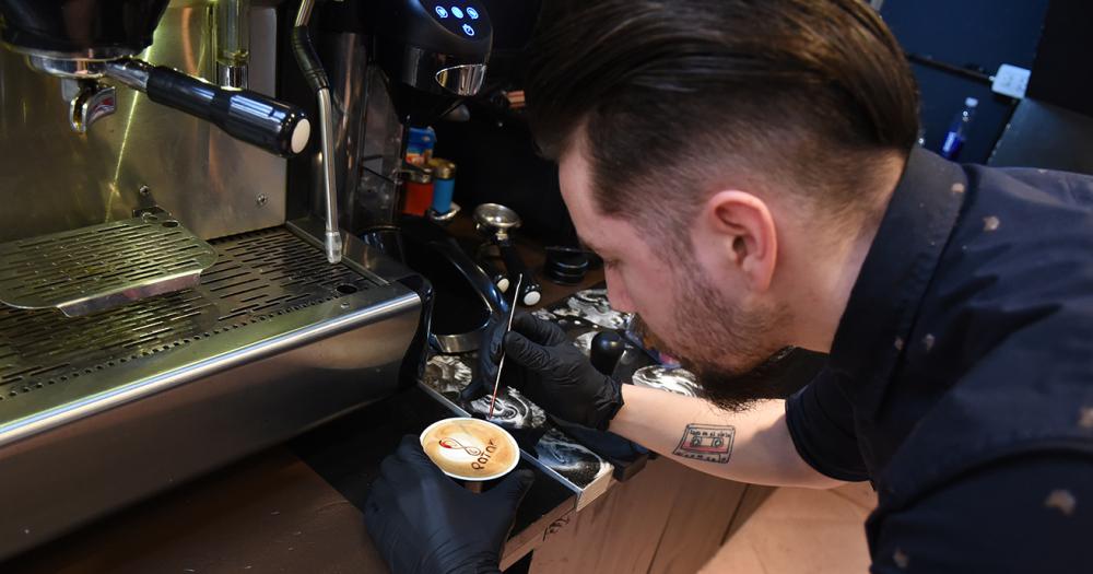 Lomas palpita el Mundial- preparan cafeacutes temaacuteticos para el debut de Argentina