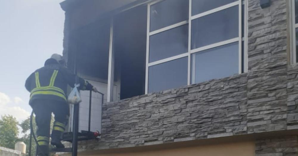 Bomberos de Lomas apagaron el incendio en el departamento