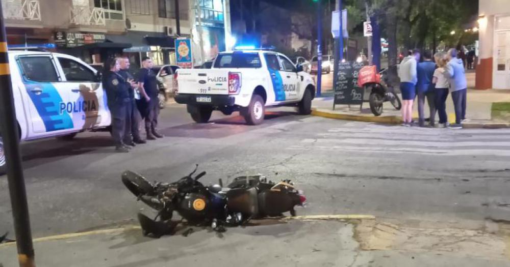 La moto de Emiliano tras ser embestida por el colectivo en Lomas