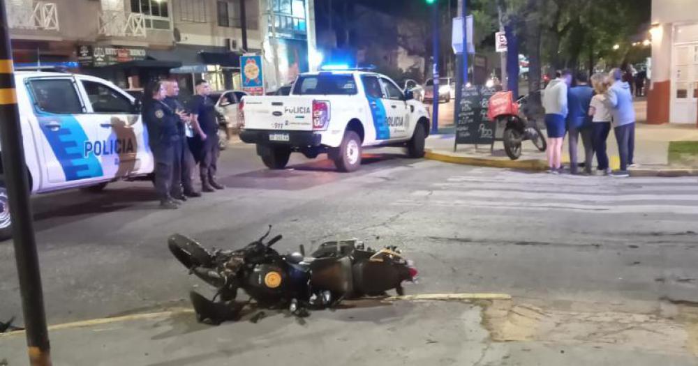 La moto de Emiliano tras ser embestida por el colectivo en Lomas