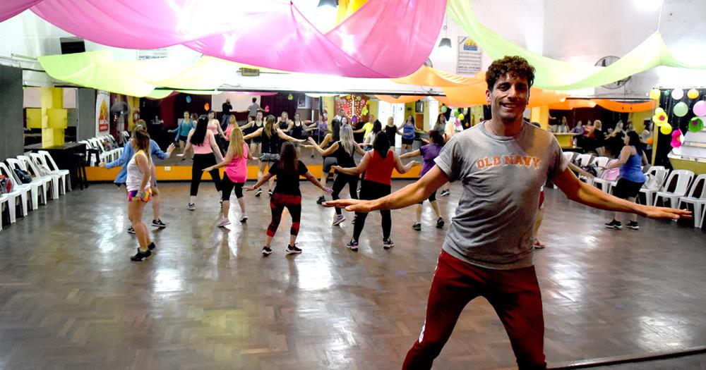 Dejoacute la arquitectura para dedicarse al baile y hoy sus clases son un eacutexito