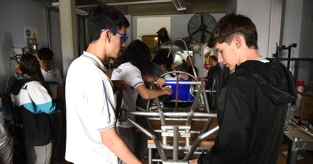 Alumnos de la UNLZ preparan su debut en el Desafiacuteo ECO YPF