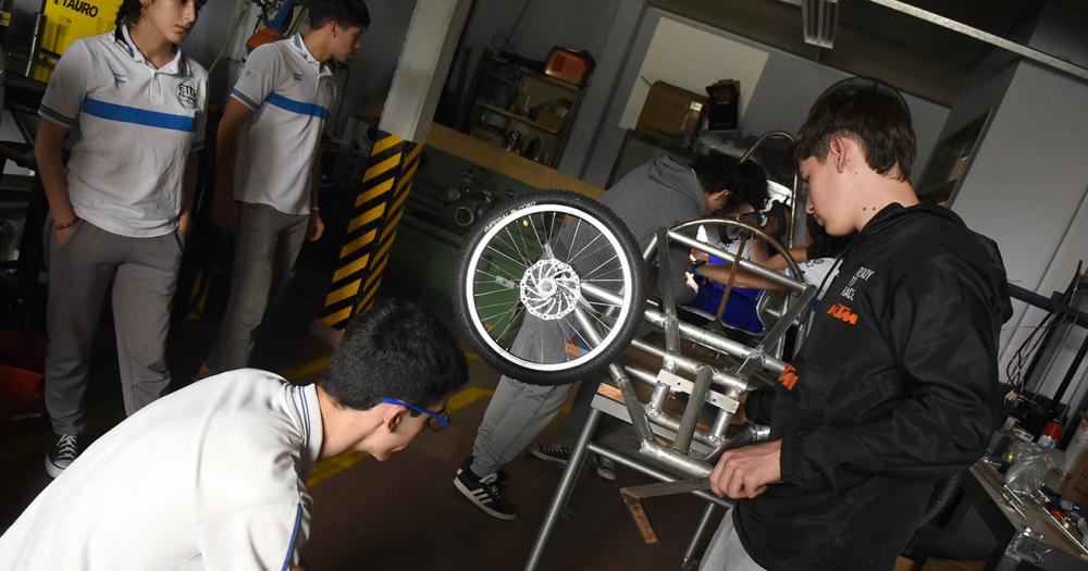 Alumnos de la UNLZ preparan su debut en el Desafiacuteo ECO YPF