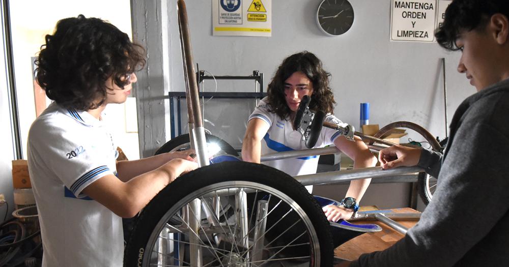 Alumnos de la UNLZ preparan su debut en el Desafiacuteo ECO YPF