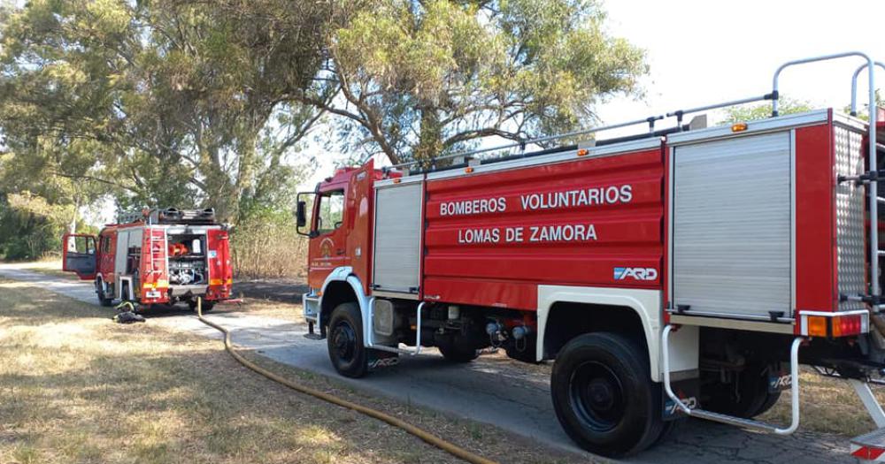 Los Bomberos Voluntarios de Lomas trabajaron en la extinción de las llamas