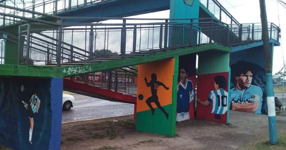 El nuevo mural de Maradona en el puente peatonal de Fiorito