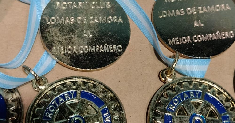 Las medallas fueron entregadas por los socios del Rotary