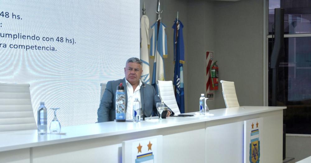 El presidente de la AFA Claudio Tapia en la reunión en Ezeiza