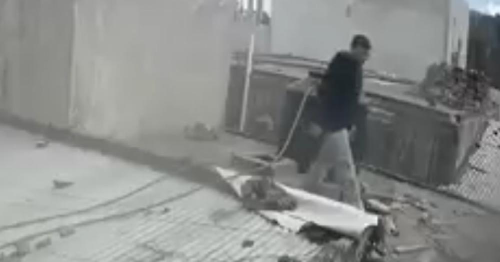 El hombre quedó filmado cuando entraba a la vivienda por los techos