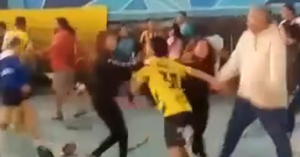 La violenta pelea quedó grabada en un video