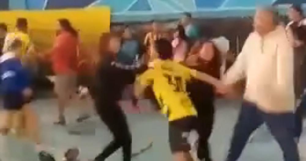 La violenta pelea quedó grabada en un video