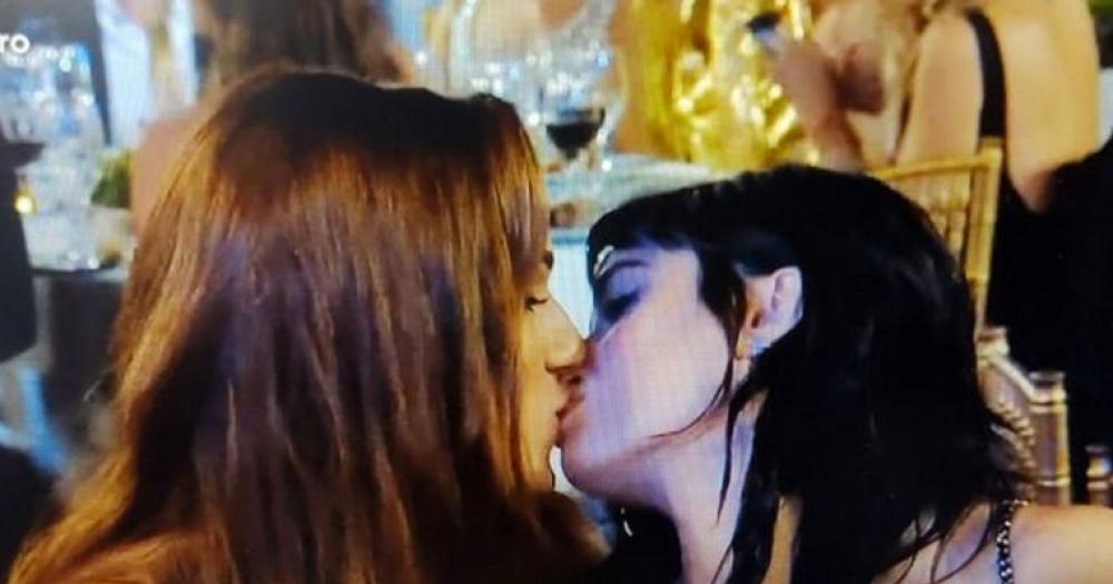 Mariana Genesio Pentildea sobre Lali Espoacutesito- Me tocoacute besar133