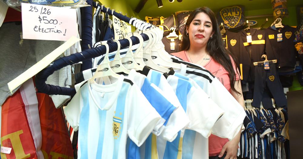 Lomas en modo Mundial- los locales ya se visten de celeste y blanco