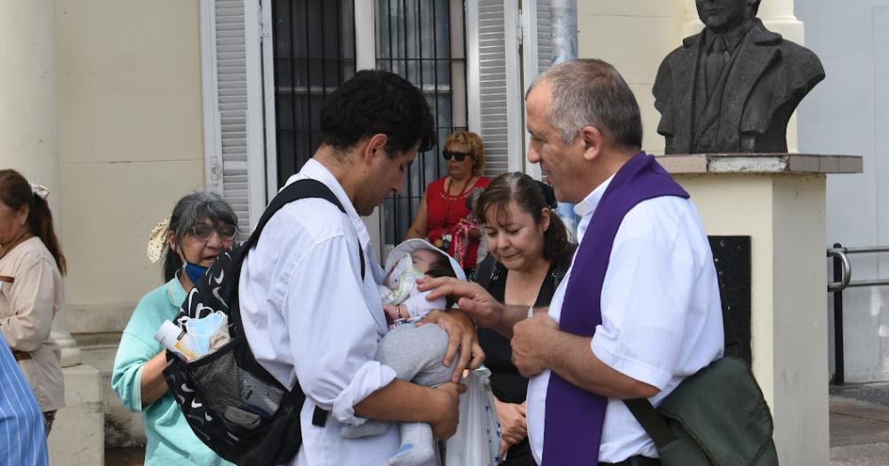 Los sacerdotes bendijeron a las familias y visitaron a los enfermos