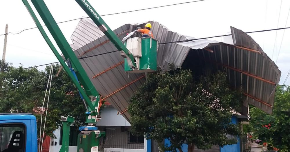 El techo cayó sobre el tendido eléctrico y hubo que desplegar un complejo operativo