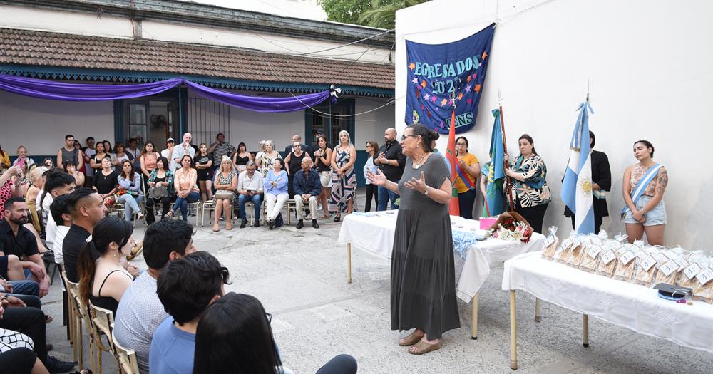 A sus 35 saldoacute una gran cuenta pendiente- terminoacute el secundario y ahora va por maacutes 